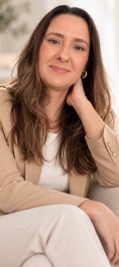 Kellen Alves sentada, em seu consultório